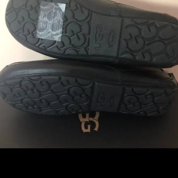 UGG Ascot Leather Black Slipper. Size: 11, 12