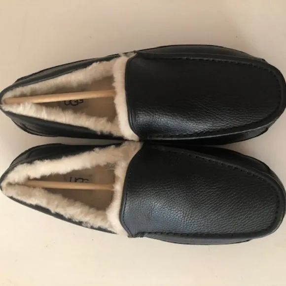 UGG Ascot Leather Black Slipper. Size: 11, 12