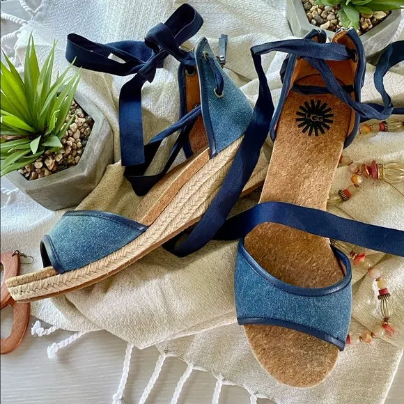 UGG AUSTRALIA Amell wedge ankle-tie sandals size 7.5 1470