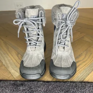 UGG BOOTS BUTTE II GRAY LEATHER SIZE YOUTH 4 FIT'S WOMEN'S 6