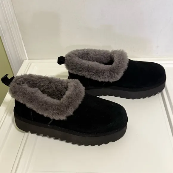 UGG Women's Black and Gray Fur-Lined Shoes
