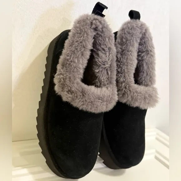 UGG Women's Black and Gray Fur-Lined Shoes
