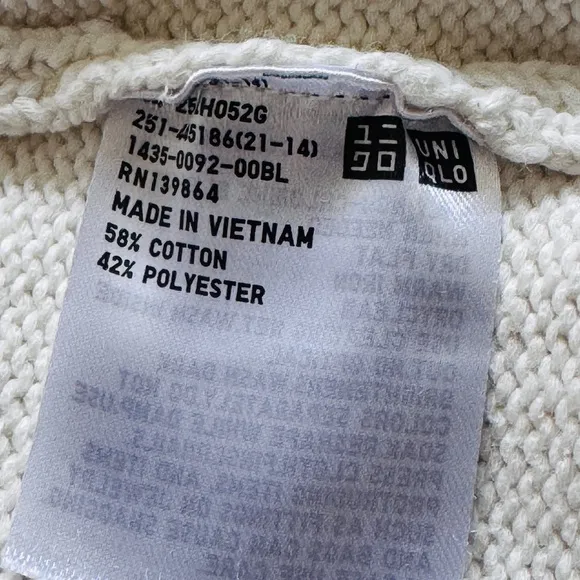 UNIQLO Highneck Sweater Cream Size Medium