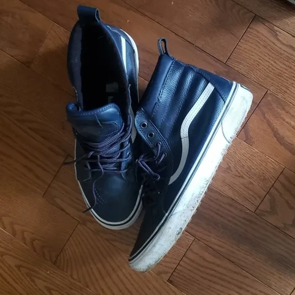 VANS leather FAUX fur inside. Used size 11.5 dark blue