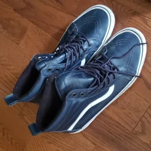 VANS leather FAUX fur inside. Used size 11.5 dark blue