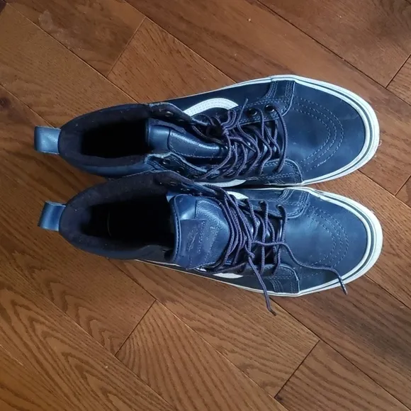 VANS leather FAUX fur inside. Used size 11.5 dark blue