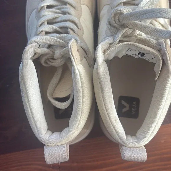 VEJA sneakers women’s size 9- worn twice!