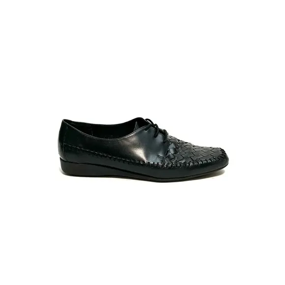 Vintage 1970s women’s black leather woven vamp lace up walking shoes