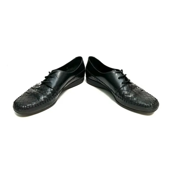 Vintage 1970s women’s black leather woven vamp lace up walking shoes