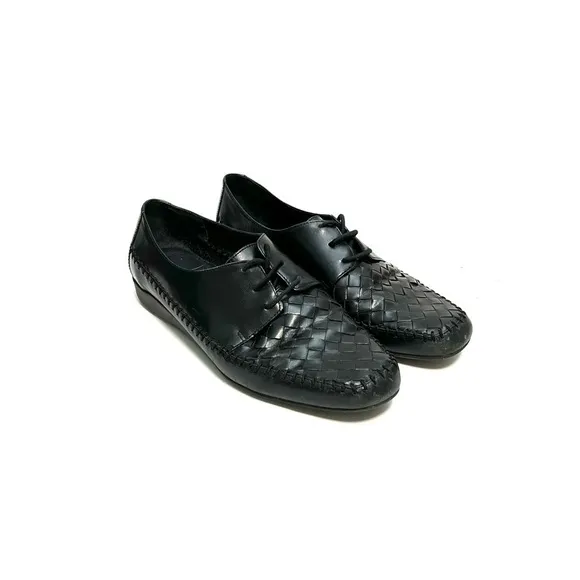 Vintage 1970s women’s black leather woven vamp lace up walking shoes