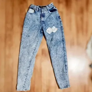 Vintage Sasson Acid Wash Jeans with Floral Embellishments - Size 5 (22&quot; waist)