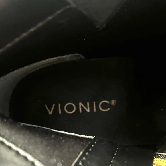 Vionic Hazal wedge style water repellent boots