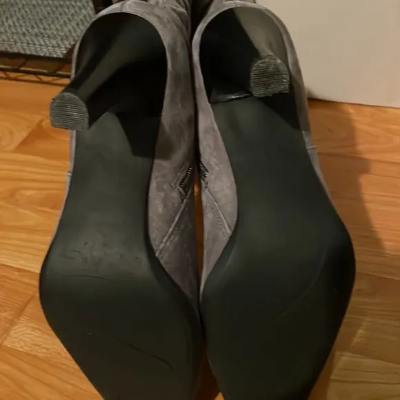 White mountain charcoal suede boots Size 7 worn once