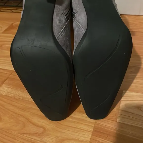 White mountain charcoal suede boots Size 7 worn once