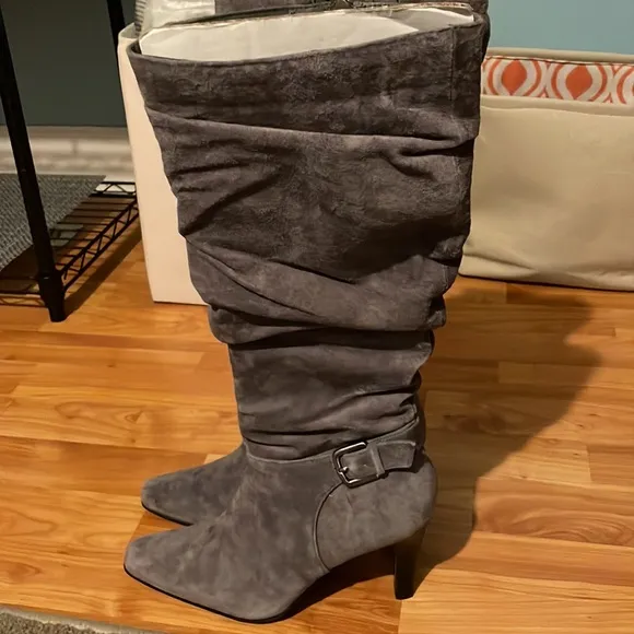 White mountain charcoal suede boots Size 7 worn once