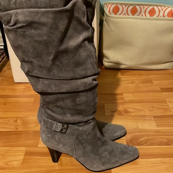 White mountain charcoal suede boots Size 7 worn once