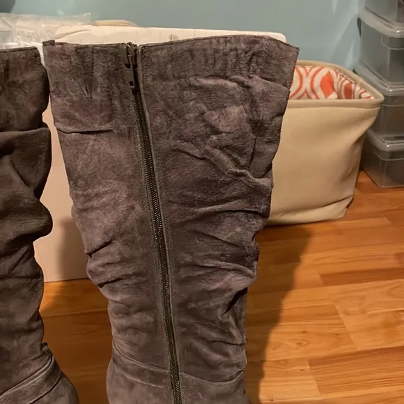 White mountain charcoal suede boots Size 7 worn once