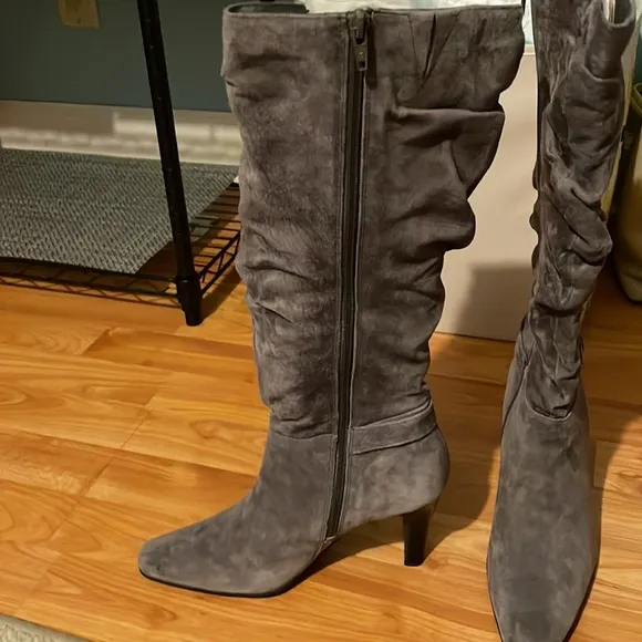 White mountain charcoal suede boots Size 7 worn once
