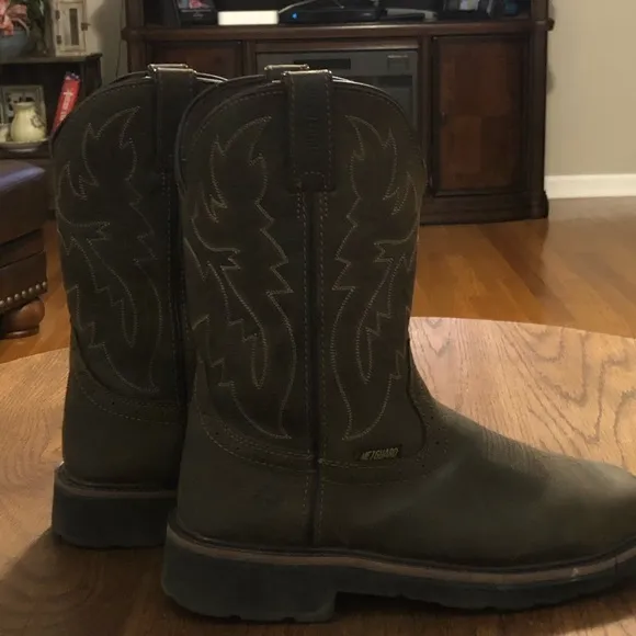 Wolverine steel toe boots GUC size 9 scuffing on left toe of boot
