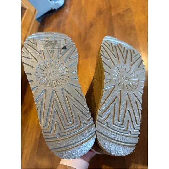 Woman’s new UGG hi heritage high top sneakers size 8 woman’s