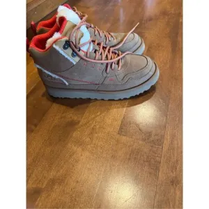Woman’s new UGG hi heritage high top sneakers size 8 woman’s