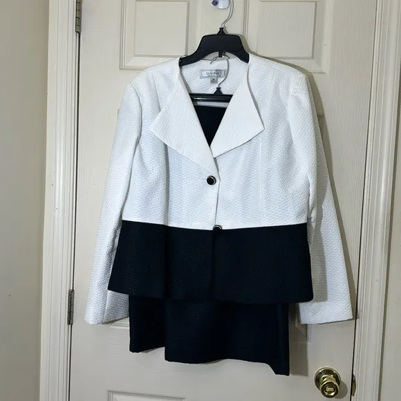 Women’s Black &amp; White Suit Set Skirt &amp; Jacket Size 18