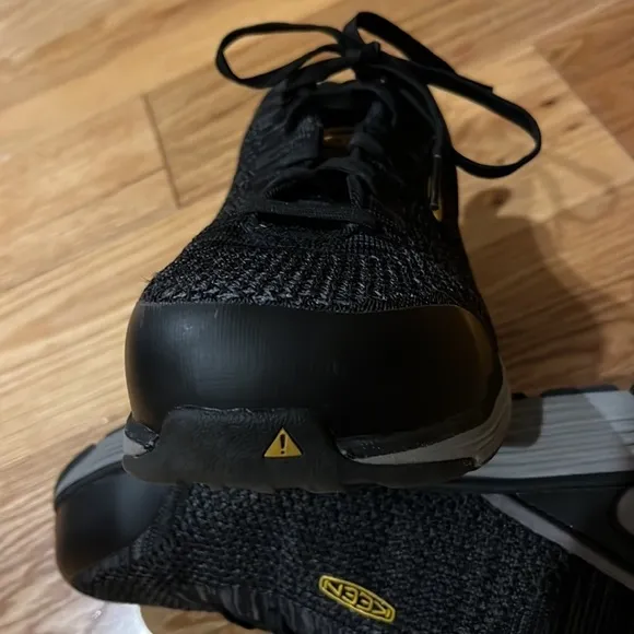 Women’s Keen Utility aluminum toe work shoes Sz 8