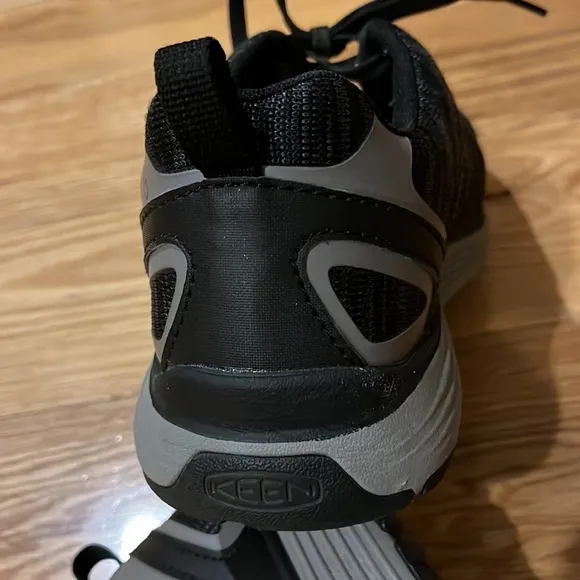 Women’s Keen Utility aluminum toe work shoes Sz 8