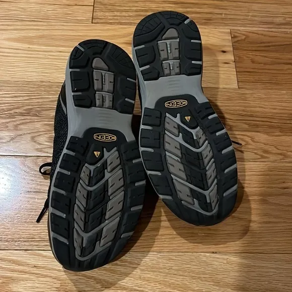 Women’s Keen Utility aluminum toe work shoes Sz 8