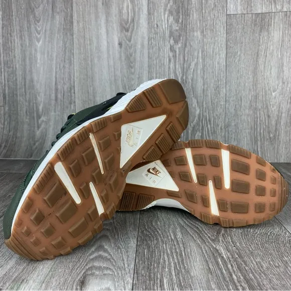 womens nike air huarache run  carbon green trainers size 6