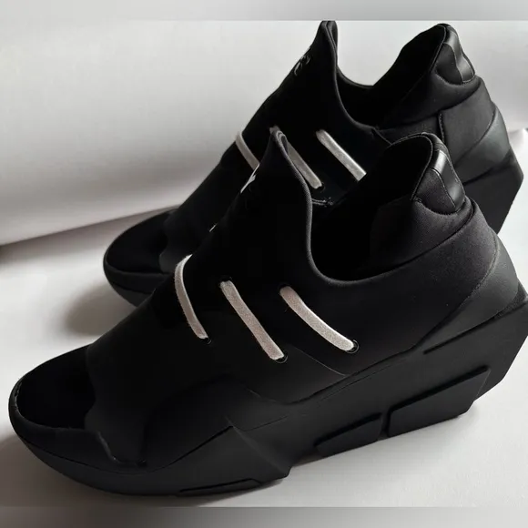 Y-3 Black Mira Sneakers Modern Minimalist Design