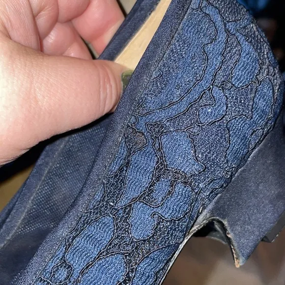 Yves Saint Laurent Navy Blue Lace Leather size 6.5 M Dress Heels