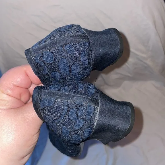 Yves Saint Laurent Navy Blue Lace Leather size 6.5 M Dress Heels